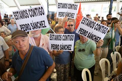 Un grupo de asistentes al mitin del PSOE en La Rinconada (Sevilla), este sábado.