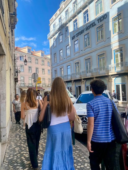 La infanta Sofía paseando junto al hotel My Story Hotel Tejo de Lisboa con sus compañeros de Forward College.