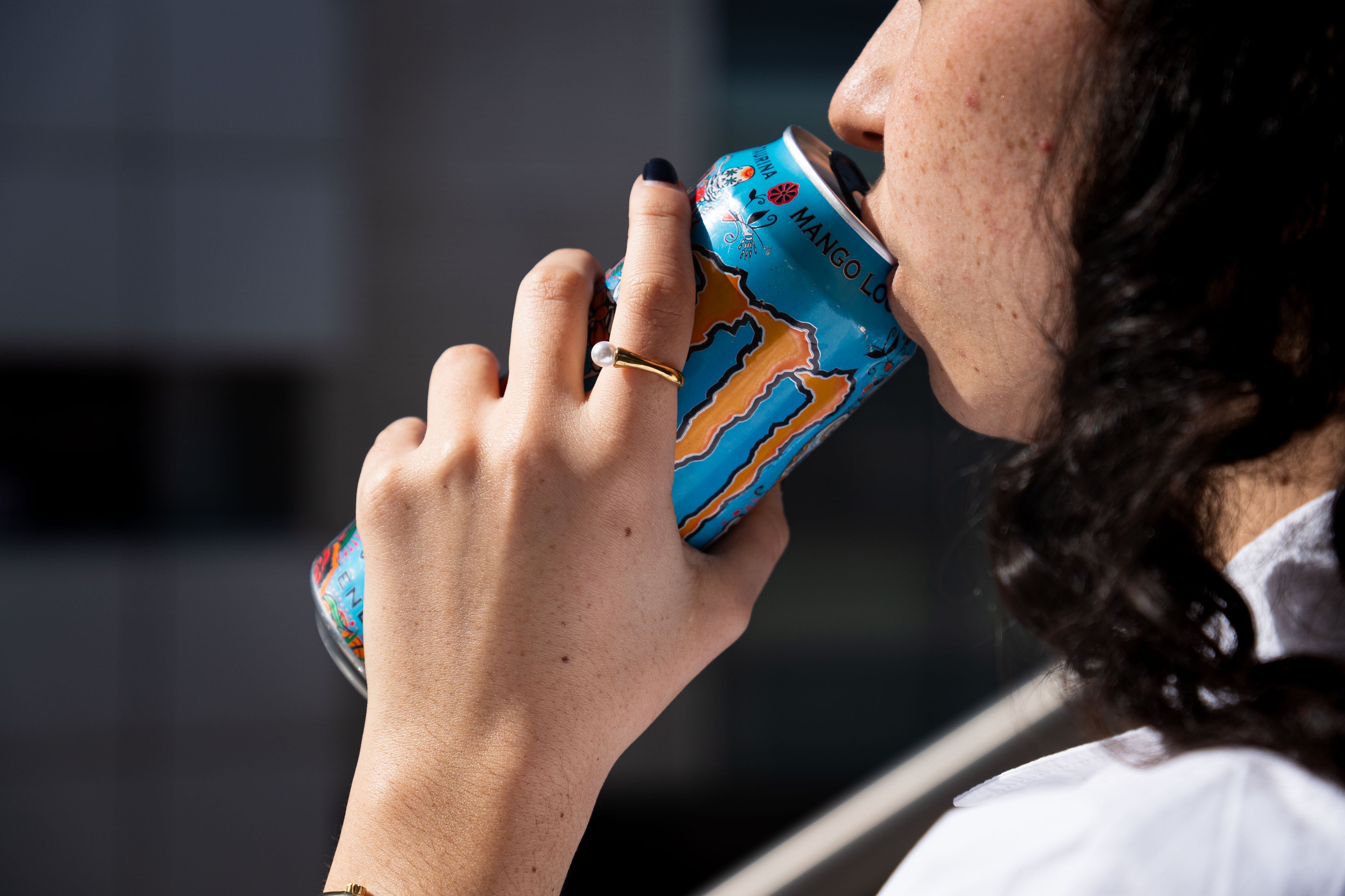 La generación Red Bull: cómo las bebidas energéticas se convirtieron en el combustible de una sociedad acelerada