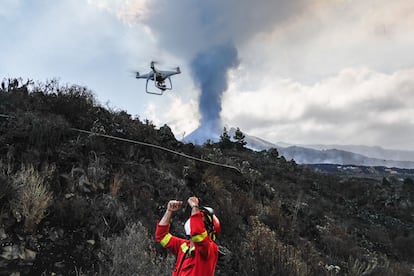 Drones are being used by the Spanish Military Emergency Unit (UME) to monitor the lava flow of the Cumbre Vieja volcano.