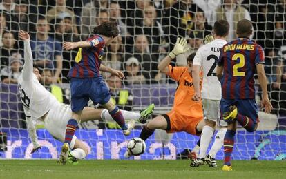 Messi marca el primer gol de su equipo ante Casillas, Albiol, Xabi y Dani Alves. (10-04-2010)