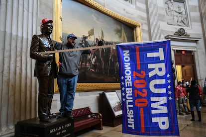 Un seguidor de Trump dentro del Capitolio, este miércoles.