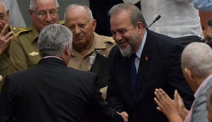 El primer ministro de Cuba, Manuel Marrero, se saluda con el presidente del país, Miguel Díaz-Canel, (de espaldas) en una imagen de archivo de 2019.