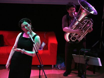 La artista estadounidense Erika Stucky canta acompañada de uno de sus músicos.