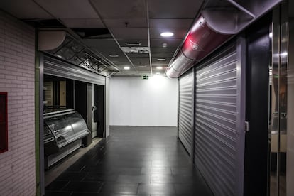 El interior del piso de abajo del mercado, donde la mayoría de establecimientos ya se encuentran tapiados.