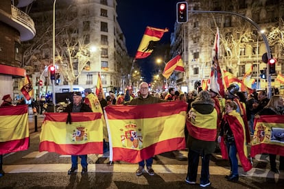 Decenas de personas protestan en la sede del PSOE, en la calle Ferraz, durante el recuento de la noche electoral gallega, este domingo en Madrid. 
