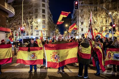 Decenas de personas protestan en la sede del PSOE, en la calle Ferraz, durante el recuento de la noche electoral gallega, este domingo en Madrid. 
