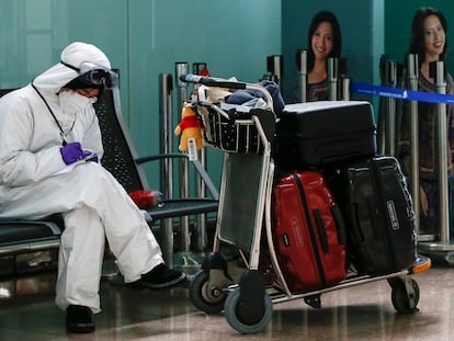 Una pasajera, en la terminal T1 del aeropuerto de Barcelona-El Prat.