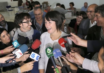 La candidata del BNG a la presidencia de la Xunta, Ana Pontón, atiende a los medios tras ejercer su derecho al voto esta mañana en Santiago de Compostela. 