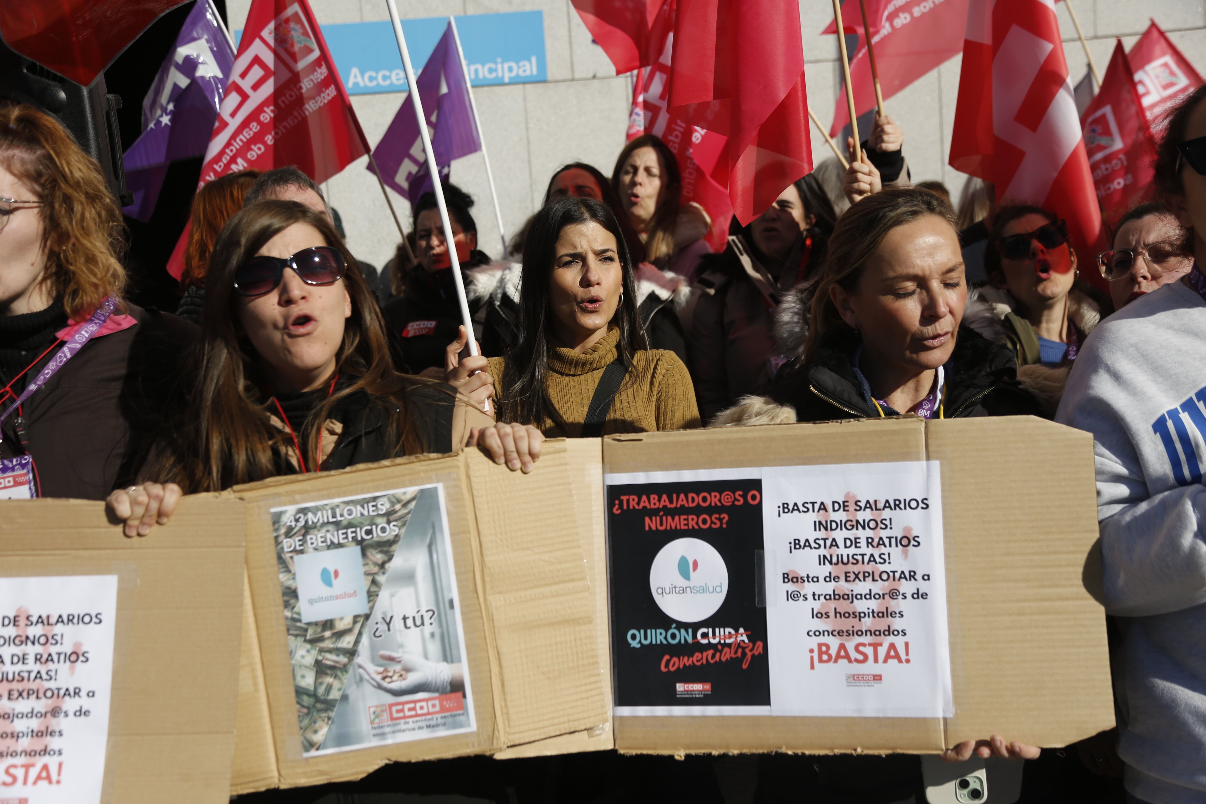 Empleados del Hospital de Villalba, en Collado Villalba (Comunidad de Madrid), protestan en la puerta principal, este miércoles.