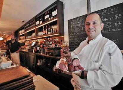 David Santiago, <i>chef </i>del restaurante español de tapas Boquería, en Nueva York, muestra un surtido de embutidos. 
Foto: Bloomberg
