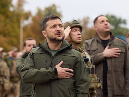 El presidente Zelenski asiste el miércoles al izado de la bandera ucrania en una de las zonas recuperadas de las tropas rusas en el este del país.