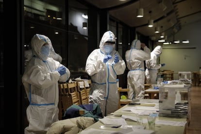 The so-called “zombie hour” at a polling station in Barcelona.