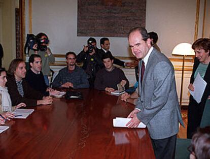 Manuel Chaves y Cándida Martínez, ayer en Sevilla, durante su encuentro con los universitarios.