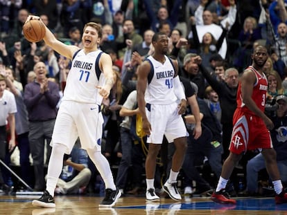 Doncic celebra una canasta ante Houston