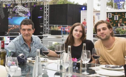 Antonio Banderas, Stella del Carmen y Eli Meyer, en Marbella el pasado julio.