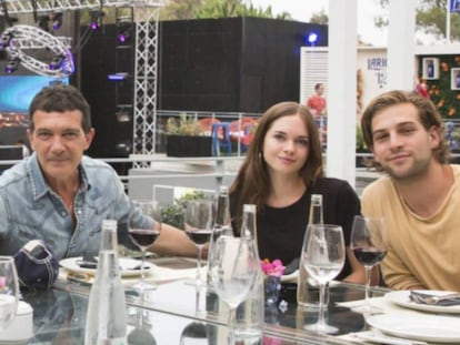 Antonio Banderas, Stella del Carmen y Eli Meyer, en Marbella el pasado julio.