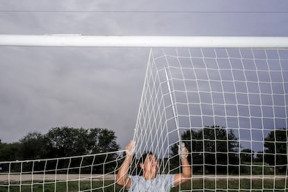 Alfredo Quishpe fue portero de la liga. Ganó un campeonato con el Palmeiras. Ahora se ocupa de poner las redes y pintar el campo.