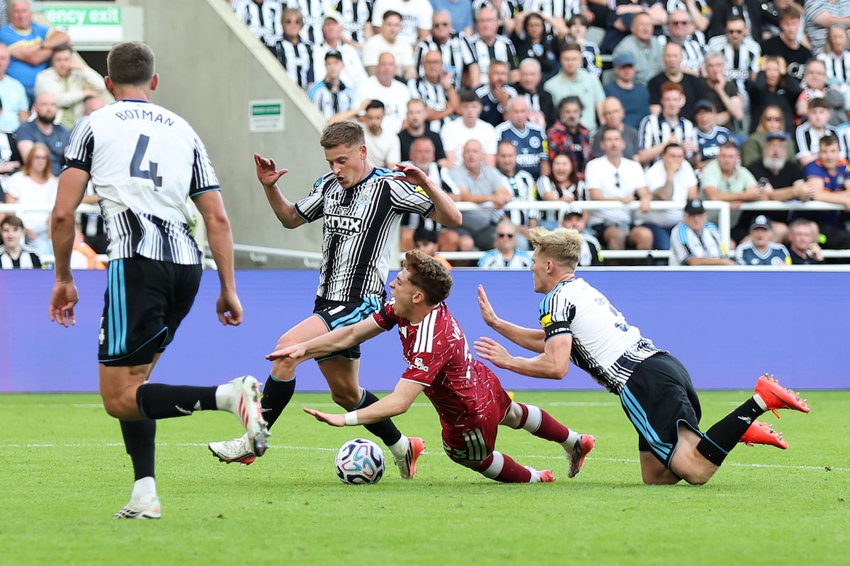 Alarmante debut de Iraola en el Liverpool