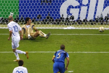 Zinedine Zidane observa como abate al portero de Italia, Buffon, quién no pudo adivinar el tiro de penalti del medio Francés.