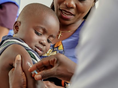 Un niño recibe la vacuna del sarampión en una campaña de vacunación de Unicef en Impfondo (RDC) en 2019.