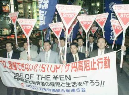 Tokio, 1995. Sindicalistas japoneses se manifiestan contra la subida de la cotización del yen en plena <i>década perdida</i>.