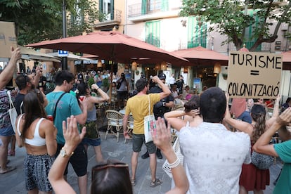 Varias personas increpan a los turistas en los bares durante una manifestación por la vivienda, en Palma de Mallorca, el 15 de junio.