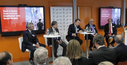 De izquierda a derecha, Tomás García Madrid, consejero delegado de OHL; Tomás Pascual, presidente del grupo Pascual; Javier Cremades, presidente de Cremades & Calvo Sotelo; Eduardo Serra, presidente del consejo asesor del Círculo de Empresarios, y Juan Luis Cebrián, presidente del Grupo PRISA