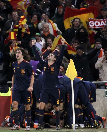 Xavi junto a Puyol, celebran,el gol de la selección española, en el partido de la final de la Copa del Mundo de Sudáfrica 2010.