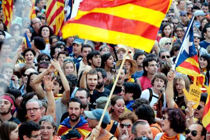 La cantidad de gente que hay en el Paseo de Gracia ha obligado a la gente a seguir el recorrido por calles paralelas, como la Rambla de Catalunya, Balmes o Pau Claris.