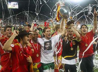 Los jugadores de la selección española de fútbol celebran el trunfo sobre Alemania en la final de la Eurocopa.