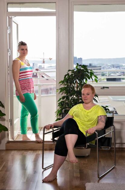<p><b>Noruega.</b> Ane Emile (de 31 años), jefe de proyecto en una empresa escandinava de construcción y desarrollos, y su mujer, Marte Skogtrø (de 32), coordinadora de eventos y programas en una agencia de comunicación, forman uno de los 269 matrimonios entre personas del mismo sexo celebrados el año pasado en Noruega. Una cifra anual que se ha mantenido estable desde que el proyecto de ley del matrimonio neutral al género fuera legalizado en el país el 1 de enero de 2009. Después de tres años de convivencia, Ane Emile y Marte cuentan que su decisión de casarse fue la más natural en una pareja que se quiere. Contaron con el respaldo de sus familias, felices de ver que daban el paso después de haber estado juntas un tiempo. Según varias encuestas, crece el apoyo de la sociedad noruega al matrimonio entre personas del mismo sexo, rondando el 70%. </p><p> Ane Emile y Marte se plantean tener hijos en el futuro, pero aún no han decidido si adoptarán o recurrirán a la inseminación artificial. En Noruega, cuando dos mujeres se casan y una queda embarazada, ambas tienen todos los derechos de maternidad desde el momento de la concepción.</p><p>Texto: M. Carmen Voces</p>