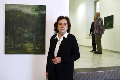 Teresa Duclós, ante uno de sus óleos en la Galería Rafael Ortiz de Sevilla.