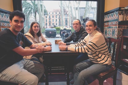 Cuatro votantes de 19 y 20 años en el Café Iruña, en Bilbao.