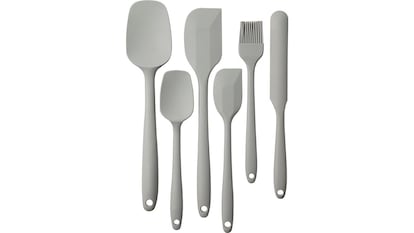 Básicos de cocina sobre fondo blanco.