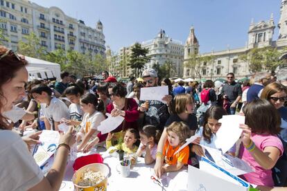 Uno de los talleres instalados en la plaza del Ayuntamiento de Valencia durante la Trobada d'Escoles en Valencià.