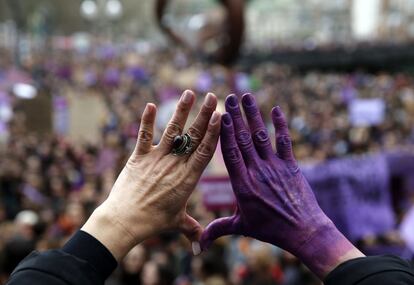 Una mujer con el gesto del feminismo este viernes en Bilbao durante la manifestación que ha recorrido las calles de la capital vizcaína.