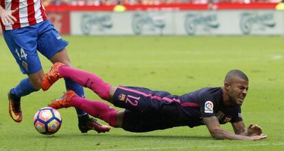 El delantero brasileño del FC Barcelona Rafinha Alcántara cae al suelo.
