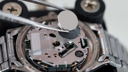Este es el mejor kit para cambiar la pila del reloj de forma segura