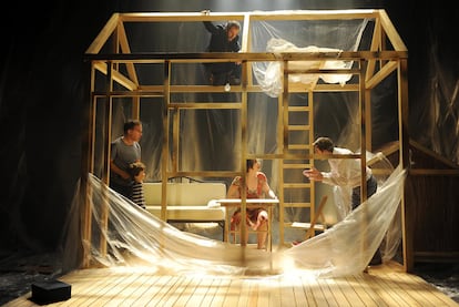 Escena de <i>Penumbra,</i> montaje de Animalario, con texto de Juan Mayorga y Juan Cavestany, y dirección de Andrés Lima.