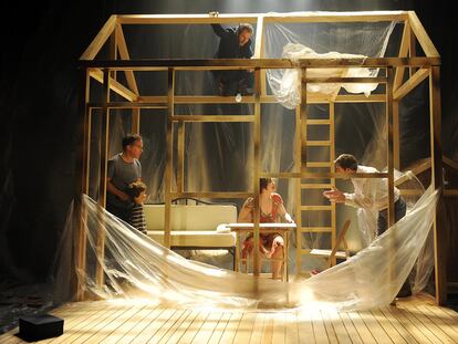 Escena de <i>Penumbra,</i> montaje de Animalario, con texto de Juan Mayorga y Juan Cavestany, y dirección de Andrés Lima.