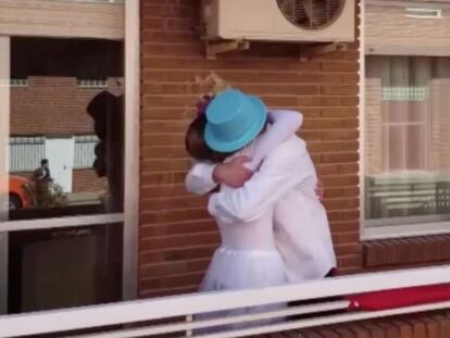 Una pareja confinada por el coronavirus se casa en su balcón en La Rioja