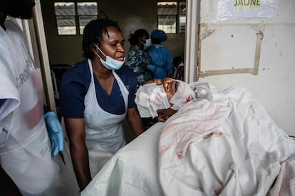 Las personas heridas en los combates entre los rebeldes del M23 y las fuerzas armadas congoleñas llegan al hospital Cbeca Ndosho en Goma, el pasado jueves.