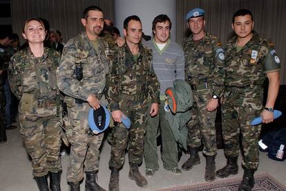 Fernando Alonso posa con varios soldados españoles en misión de paz en Líbano.