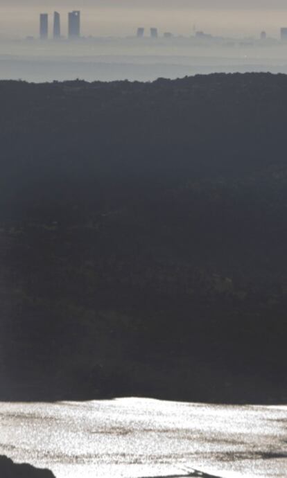 Vista del embalse de Santillana, con la capital al fondo.