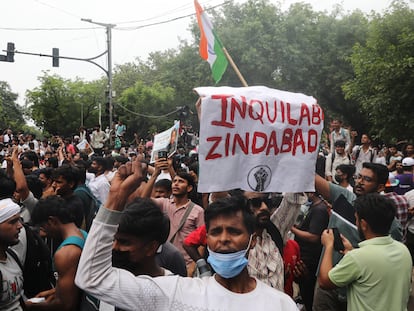 Los jóvenes del movimiento de ‘las cucarachas’ anuncian el fin de sus protestas tras lograr la dimisión del ministro de Educación de la India