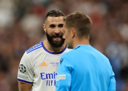 Karim Benzema gesticula ante el árbitro Celment Turpin durante el chequeo por el VAR de su gol marcado en fuera de juego.