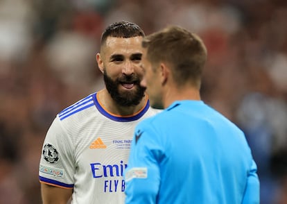 Karim Benzema gesticula ante el árbitro Celment Turpin durante el chequeo por el VAR de su gol marcado en fuera de juego. 