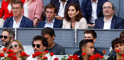 Desde la izquierda, Alberto Núñez Feijóo, José Luis Martínez-Almeida, Isabel Díaz Ayuso y Miquel Iceta, en las gradas del estadio Manolo Santana. 