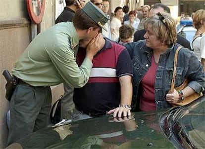 En la imagen, un agente de la Guardia Civil consuela a José Luis Lorenzo, concejal socialista en Sangüesa, muy afectado por el atentado. El secretario general del PSOE, José Luis Rodríguez Zapatero, ha condenado la acción terrorista y ha señalado que mientras que los vascos hablaron el domingo en las urnas, "los asesinos se han expresado con su lenguaje, el de la muerte. Así habla ETA".